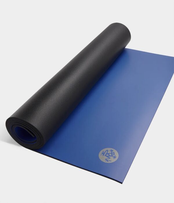 Manduka GRP® ADAPT YOGA MAT csúszásgátló PU felületű gumi jógaszőnyeg 180 x 66 cm x 5 mm Szín: Kék
