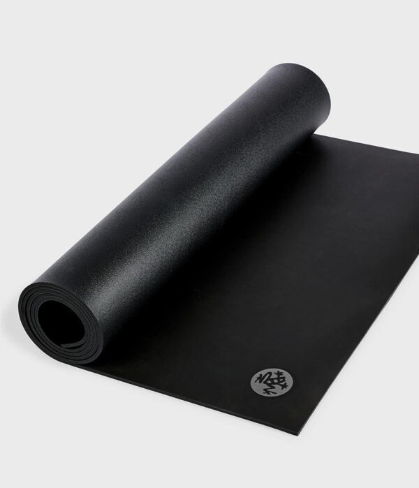 Manduka GRP® ADAPT YOGA MAT csúszásgátló PU felületű gumi jógaszőnyeg 180 x 66 cm x 5 mm Farba: Čierna