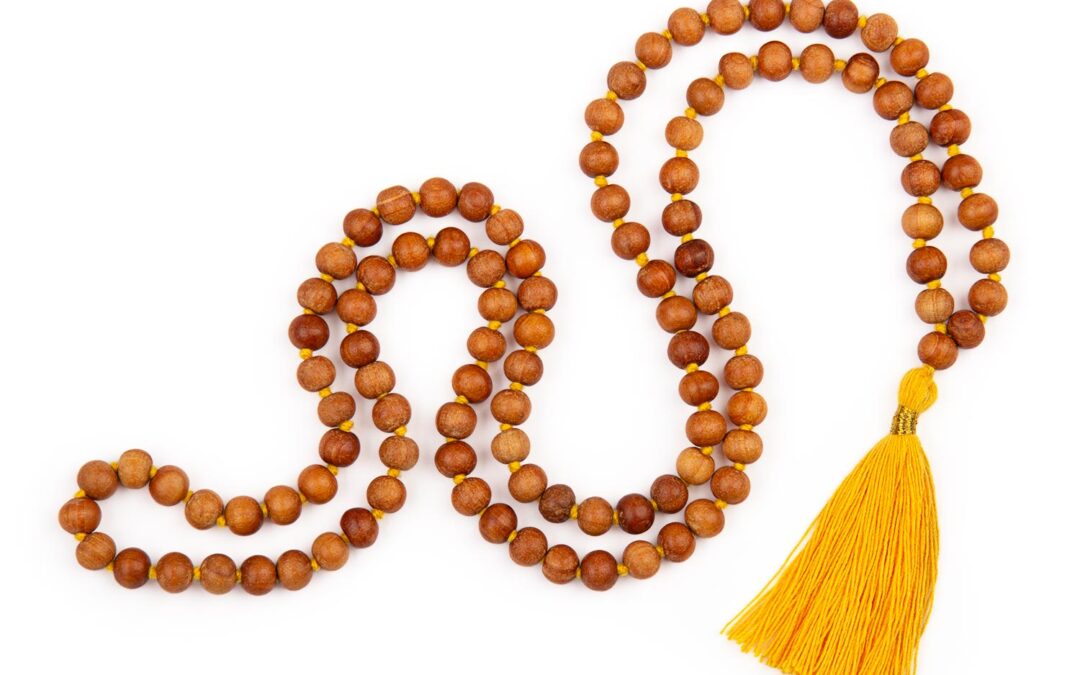 Bodhi Yoga Bodhi Mala nyaklánc szantálfa illattal és színes bojttal 108 gyönggyel Szín: Sárga