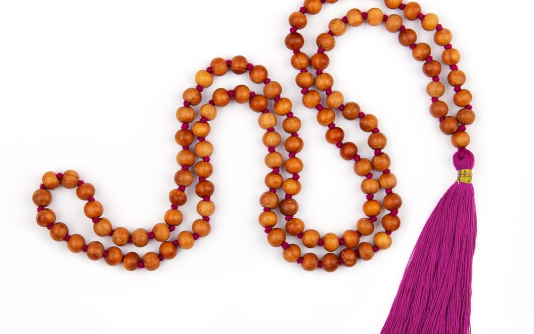 Bodhi Yoga Bodhi Mala nyaklánc szantálfa illattal és színes bojttal 108 gyönggyel Szín: Padlizsán