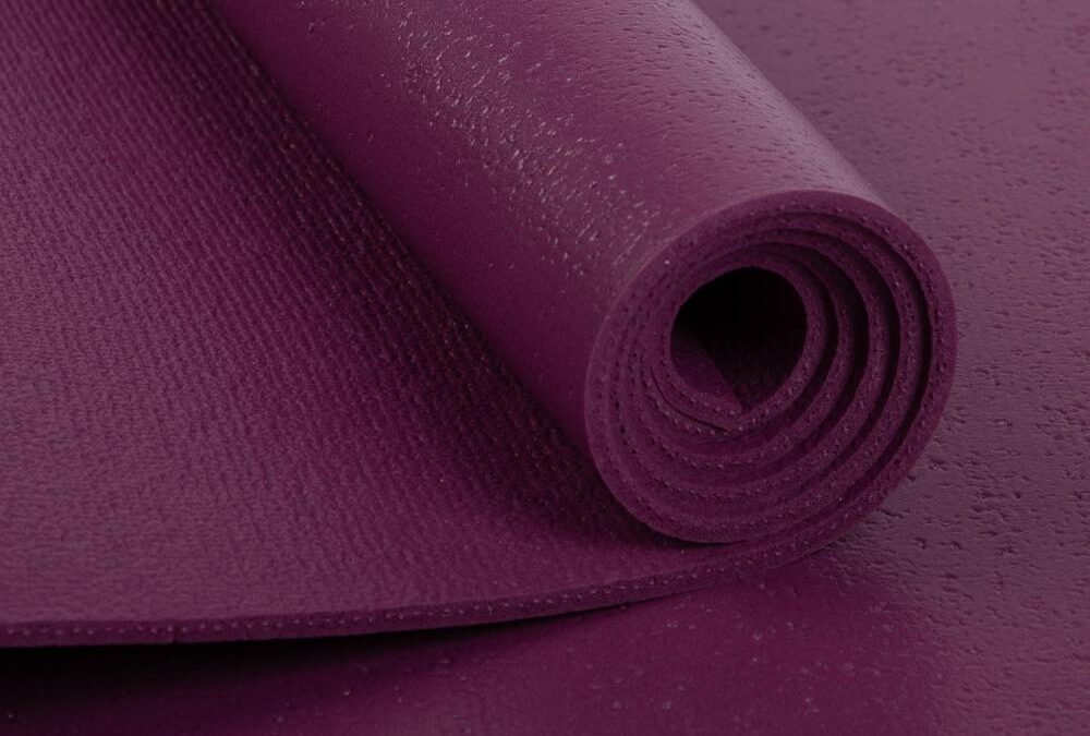 Bodhi Yoga Bodhi Rishikesh Premium 80 XL jógaszőnyeg 2 rugalmas hevederrel 4,5 mm 200 cm Szín: Wild Berry