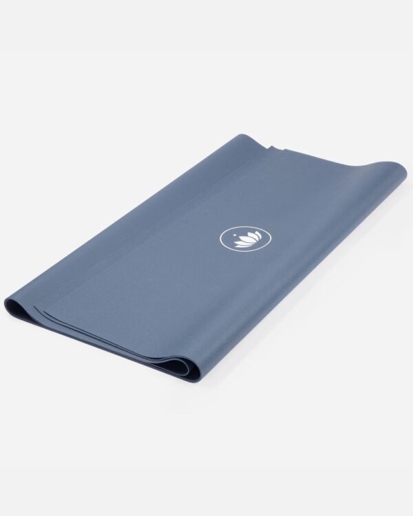 Lotuscrafts Yoga Mat Arise Travel gumi utazószőnyeg 185 x 65 cm 1,3 mm Szín: Cornflower (kék)