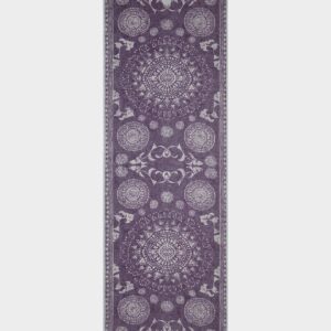 Manduka Yogitoes Premium csúszásmentes jógatörölköző 180 x 61 cm Szín: Geija Purple
