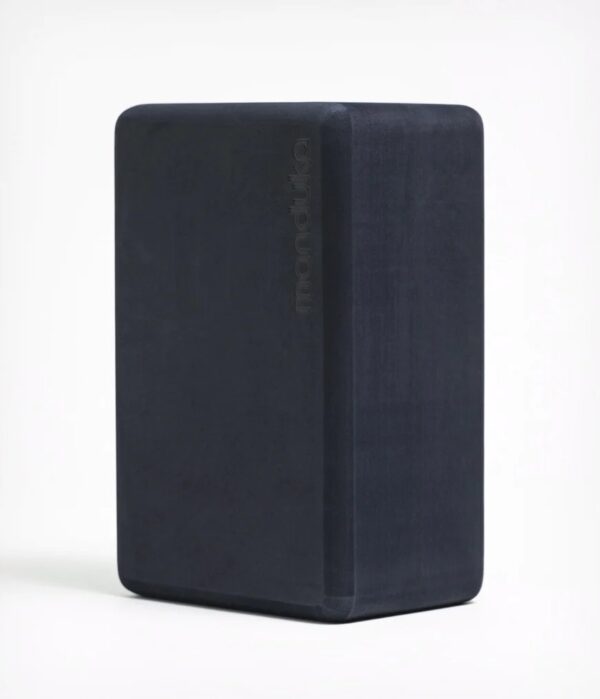 Manduka újrahasznosított hab jógablokk 23x15x10 cm Szín: Midnight (Sötétkék)