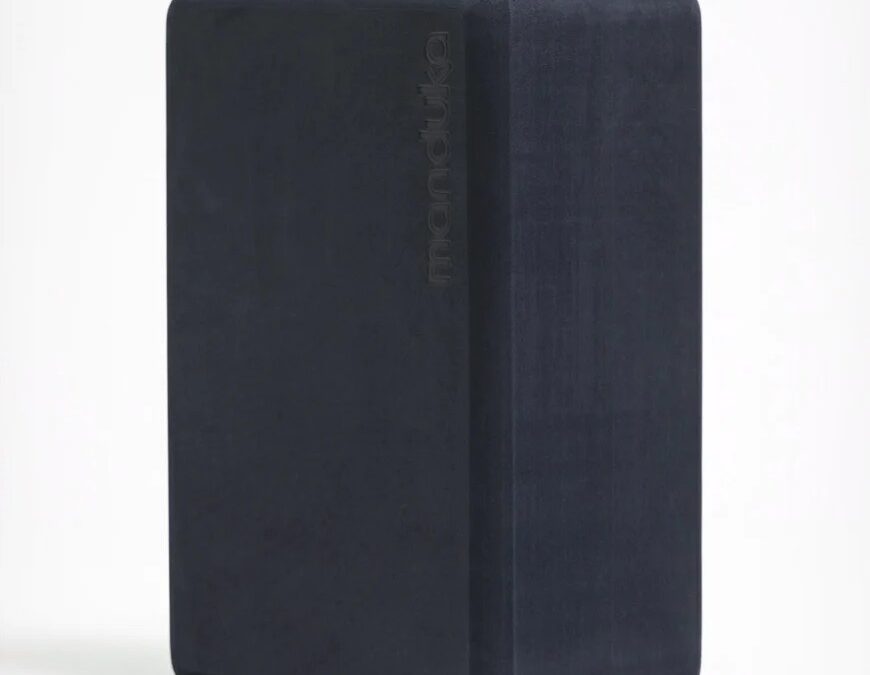 Manduka újrahasznosított hab jógablokk 23x15x10 cm Szín: Midnight (Sötétkék)