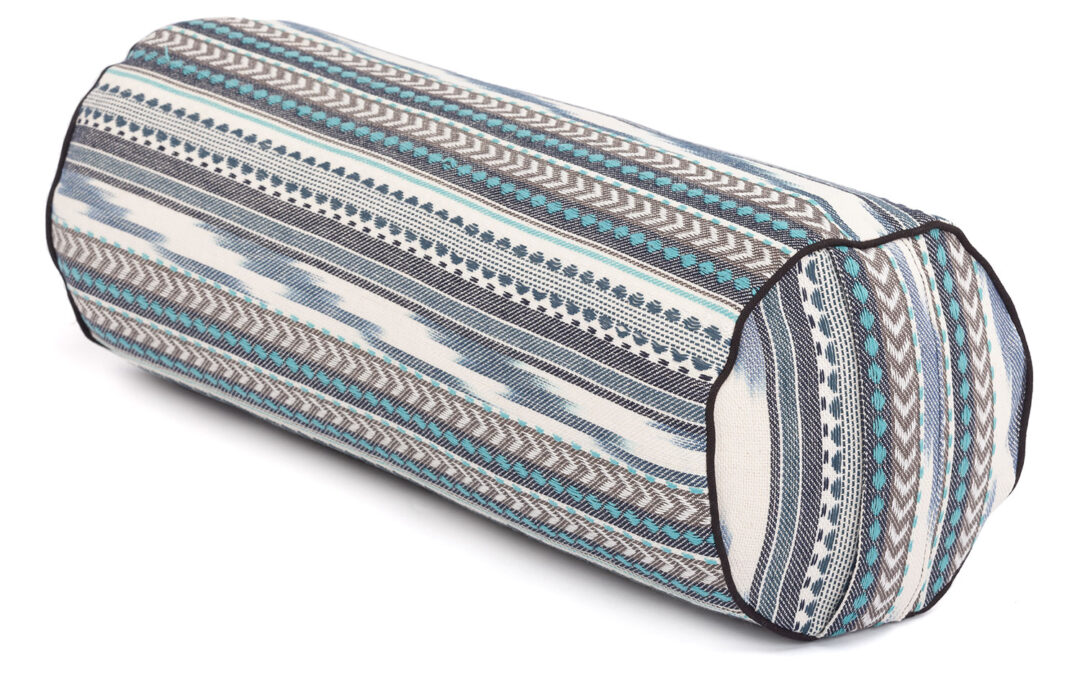Bodhi Yoga Bodhi Bolster ETHNO kollekció, tönköly béléssel, 100% pamut 65 x 23 cm Szín: Fekete – fehér – kék