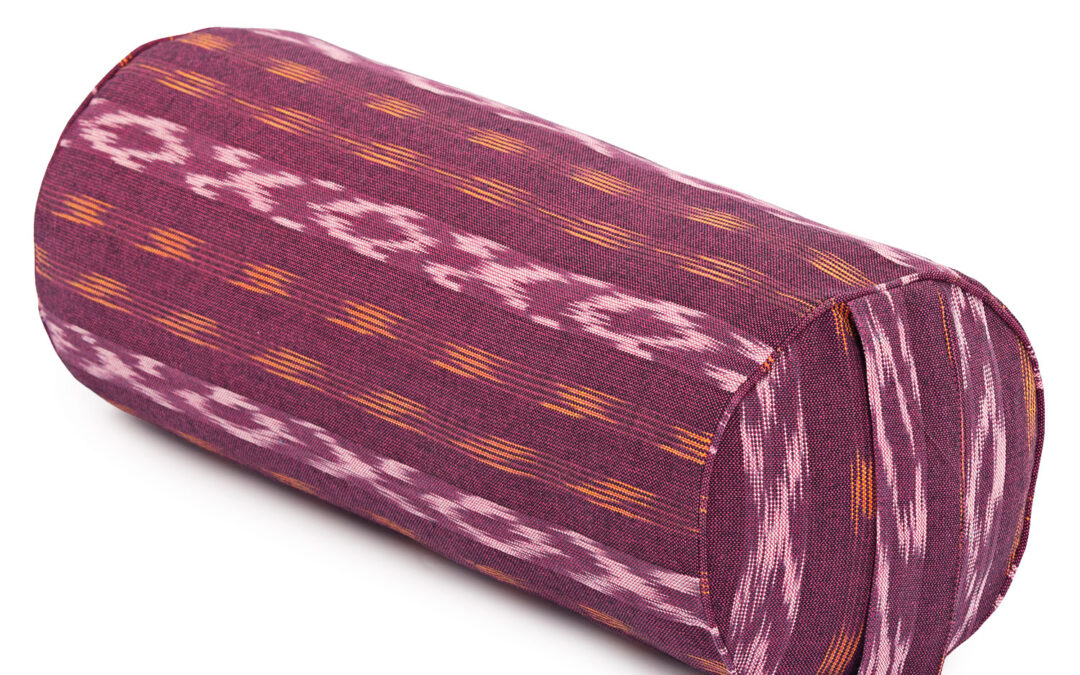 Bodhi Yoga Bodhi Bolster ETHNO kollekció, tönköly béléssel, 100% pamut 65 x 23 cm Szín: Bordó