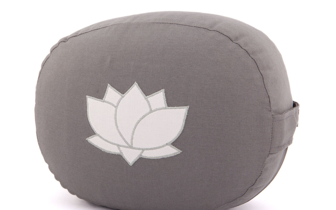 Bodhi Yoga Bodhi meditációs párna ovális lótuszvirággal, organikus pamutból, 29 x 15 cm Farba: Sivá
