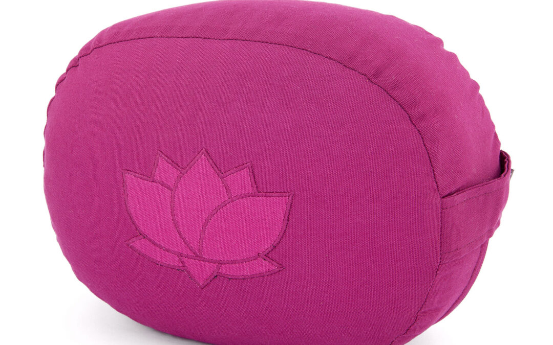 Bodhi Yoga Bodhi meditációs párna ovális lótuszvirággal, organikus pamutból, 29 x 15 cm Farba: Baklažánová