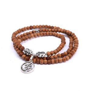 Bodhi Yoga Bodhi Malának volt egy hosszú fa karkötő-szimbóluma, az OM